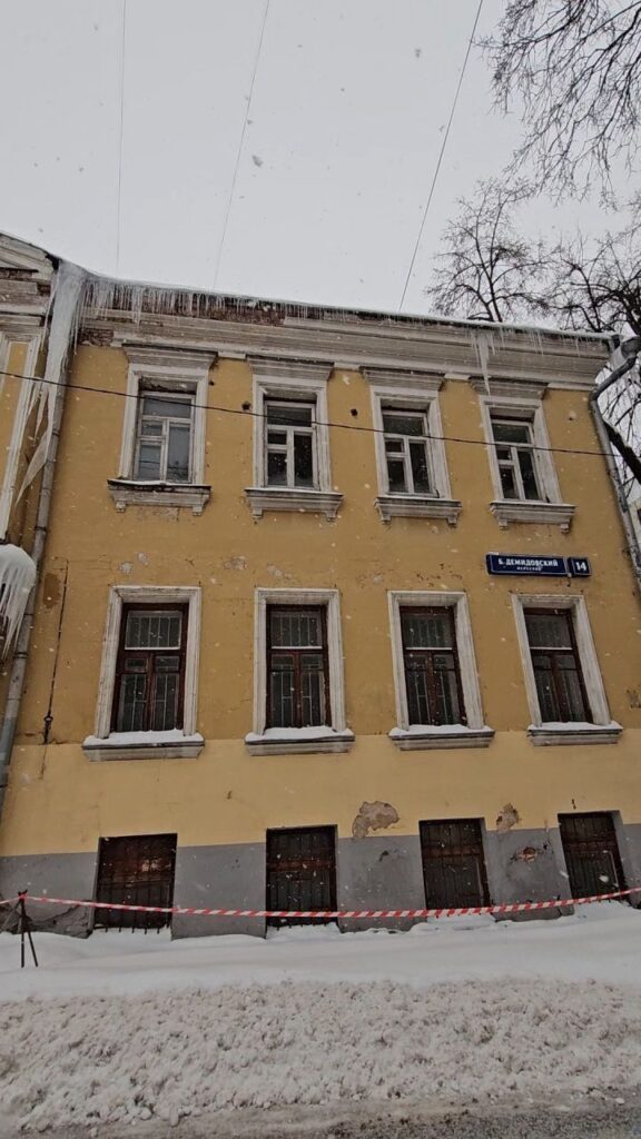 Сосульки и наледь на карнизе жилого дома до очистки