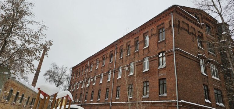 Кирпичное здание после очистки кровли от снега