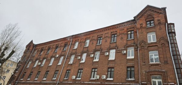 Очищенная кровля многоэтажного кирпичного здания