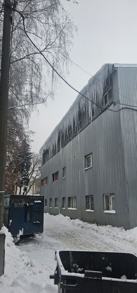 Наледь на кровле ангара до очистки