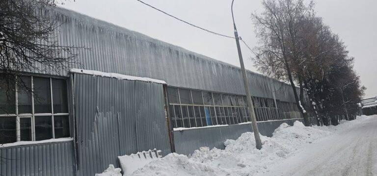 Кровля производственного ангара после уборки снега
