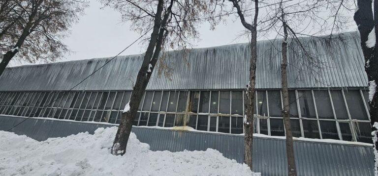 Ангар после очистки кровли от снега промышленными альпинистами